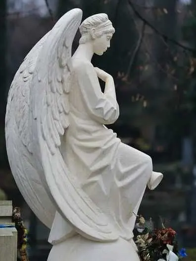 памятник с печальным ангелом